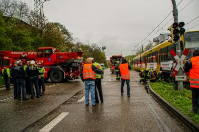 Remseck: LKW uebersieht am Bahnuebergang Stadtbahn